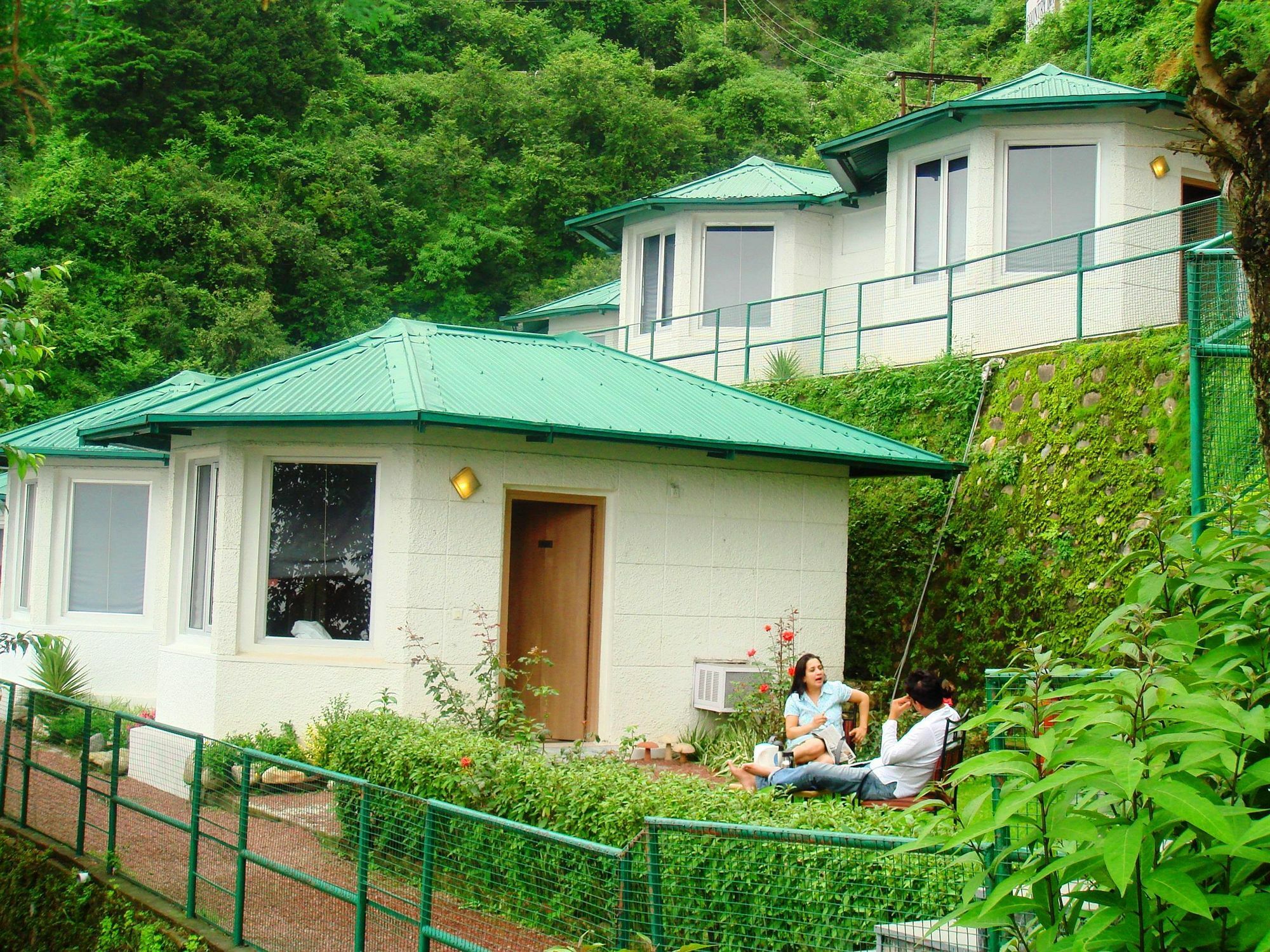 Country Inn Мусори Екстериор снимка
